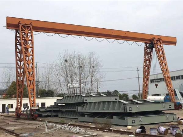 1729733210393334.jpg 如何評估龍門吊作業(yè)現(xiàn)場的**風(fēng)險?